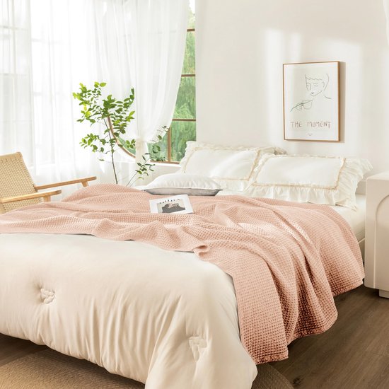 100% katoenen deken 130 x 150 cm, zachte en ademende sprei, wafelpatroon lichte deken als sofadeken, zachte knuffelige woondeken voor de woonkamer, sofa deken lichtroze