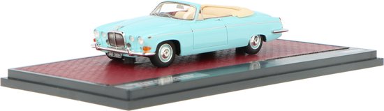 Het 1:43 Diecast model van de Jaguar 420G Cabriolet Open van 1969 in Blue. De fabrikant van het schaalmodel is Matrix.Dit model is alleen online beschikbaar. van Matrix